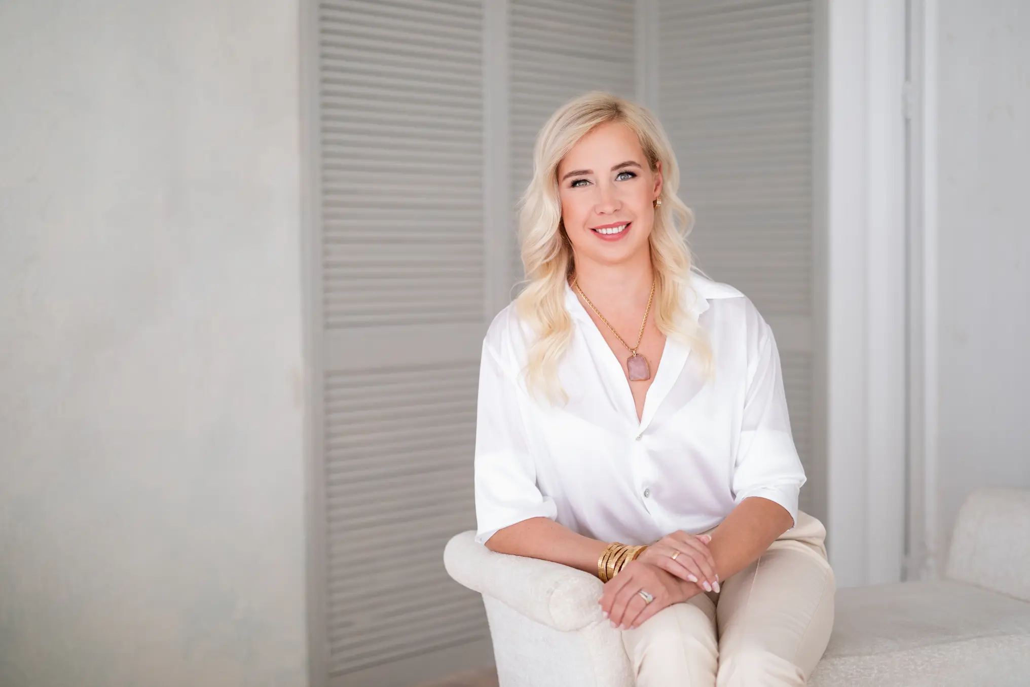 Svetlana Ambre дружелюбно улыбается, сидя на диване