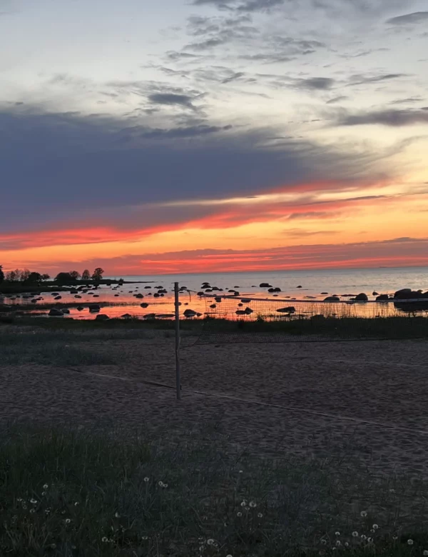 Вид на закатное море с пляжа